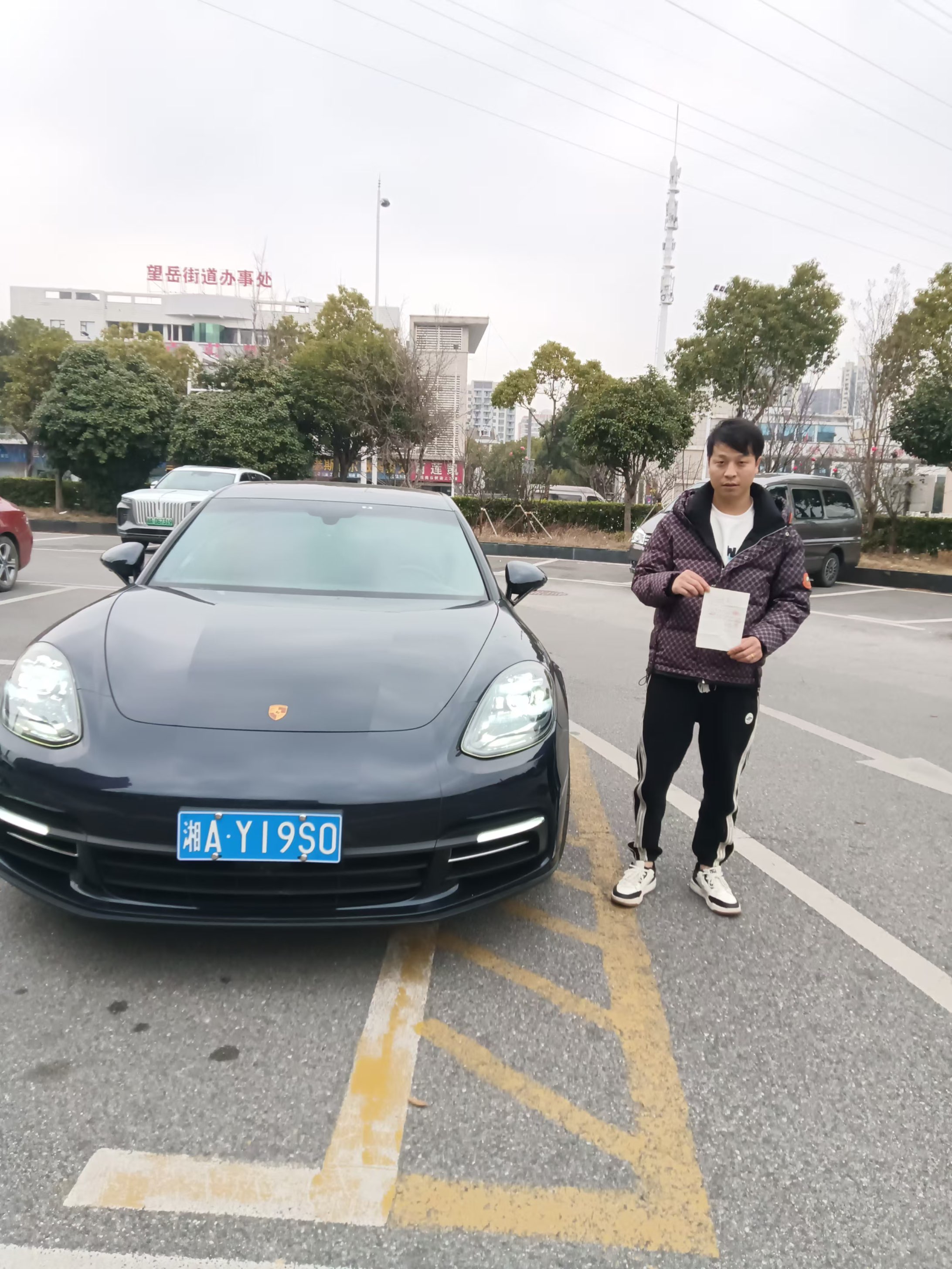 这个人诈骗了很多人钱，连自己的儿子女儿都不要了，小 - 彭育东