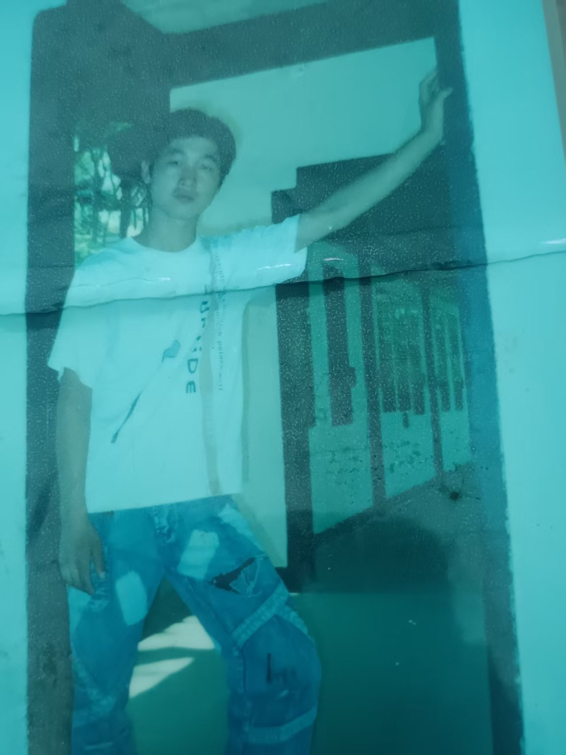 此人多年未与家中联系，如今家中突然变故， - 郑周关