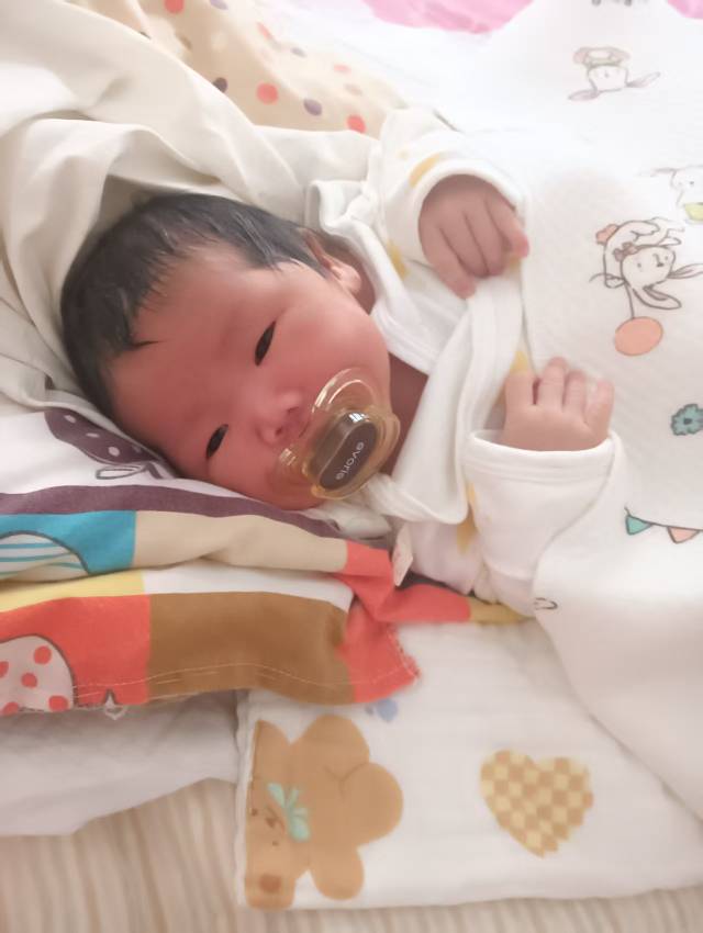 宝宝在门口捡到希望给孩子上户口 - 张诗研