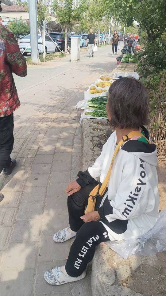 麻烦大家帮忙转发!今天晚上8点多在102国道出现过 - 谢淑英