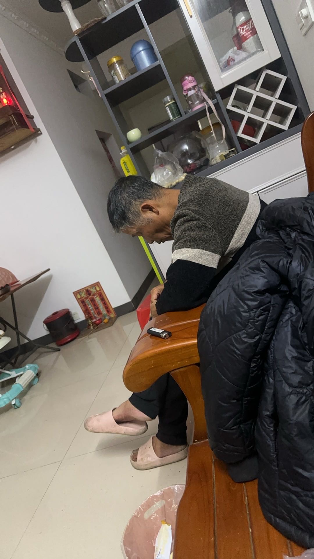 麻烦发现老人家的帮忙报警或者联系我们 谢谢? - 司徒相凡