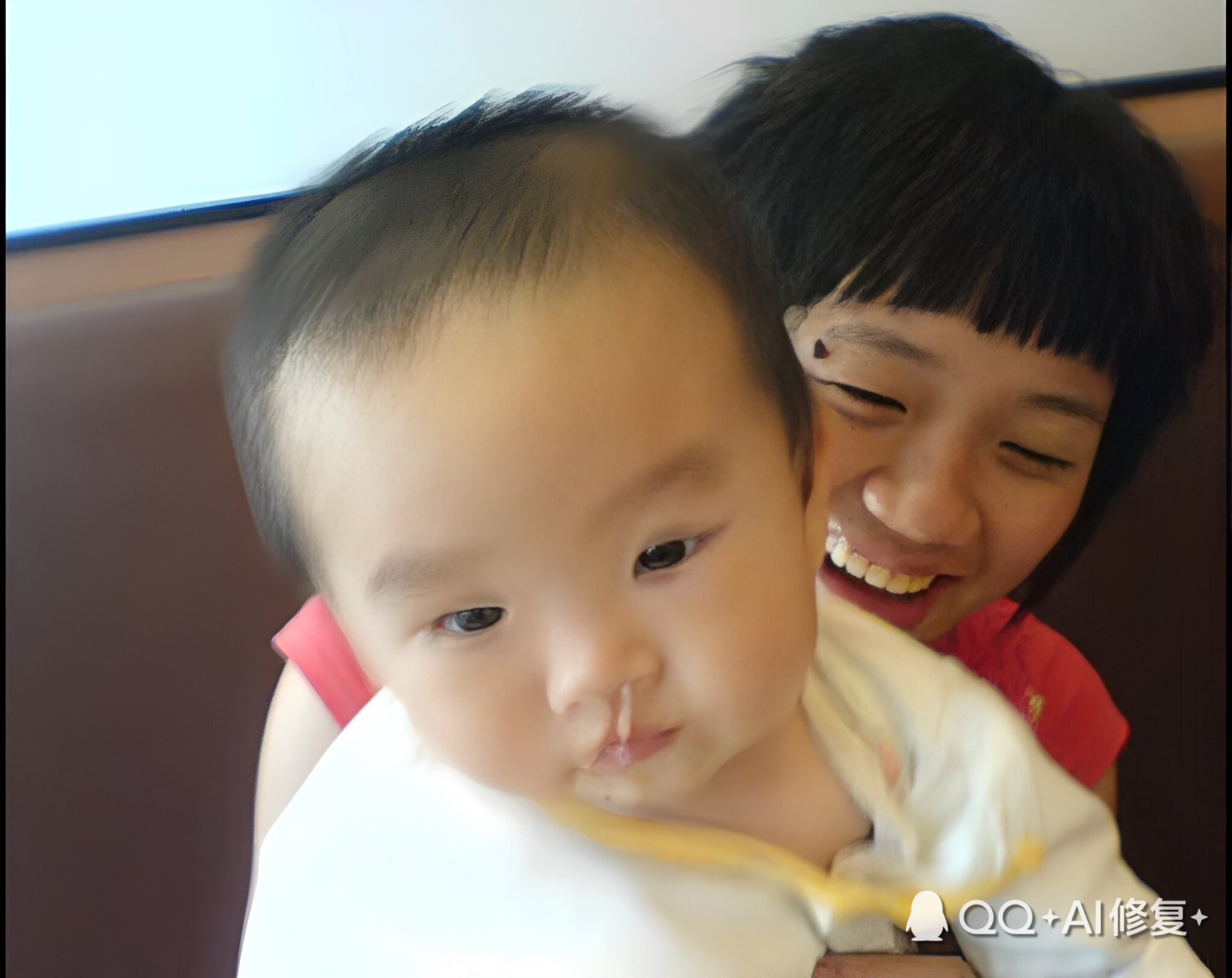 拜托各位帮我找找这个抱小孩的女人。谢谢 - 李华琼