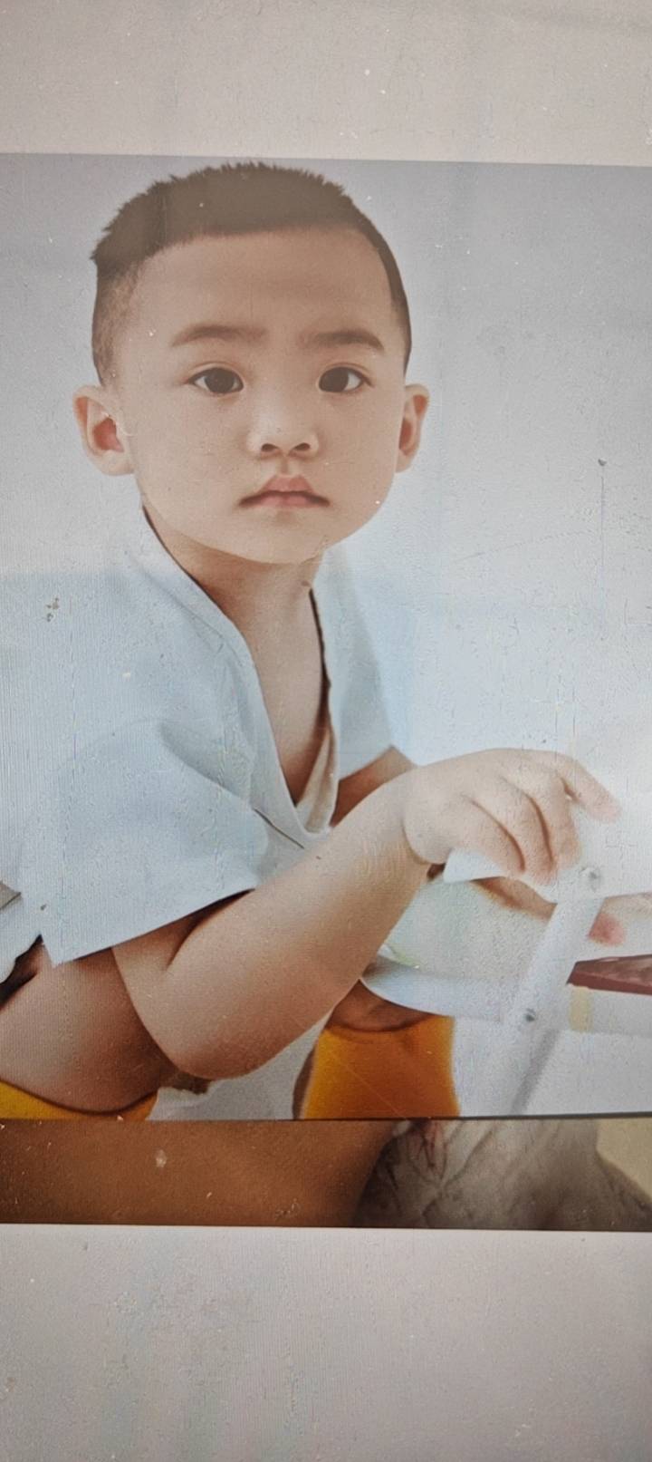 我是他养父大家帮忙联系一下他的家人 - 李彦东