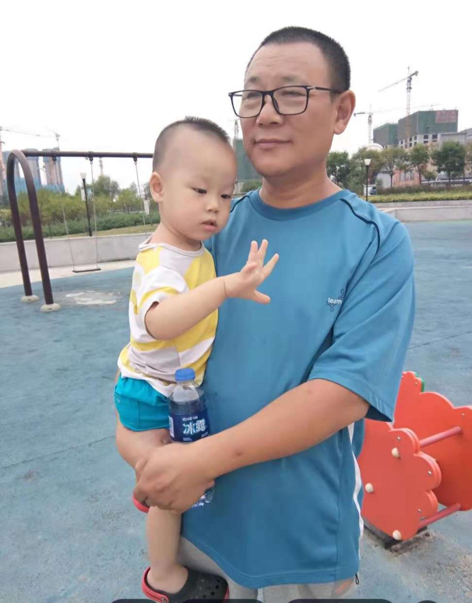 这是我老公于涛和儿子的照片，寻找哥哥于波，侄子于阳 - 于涛