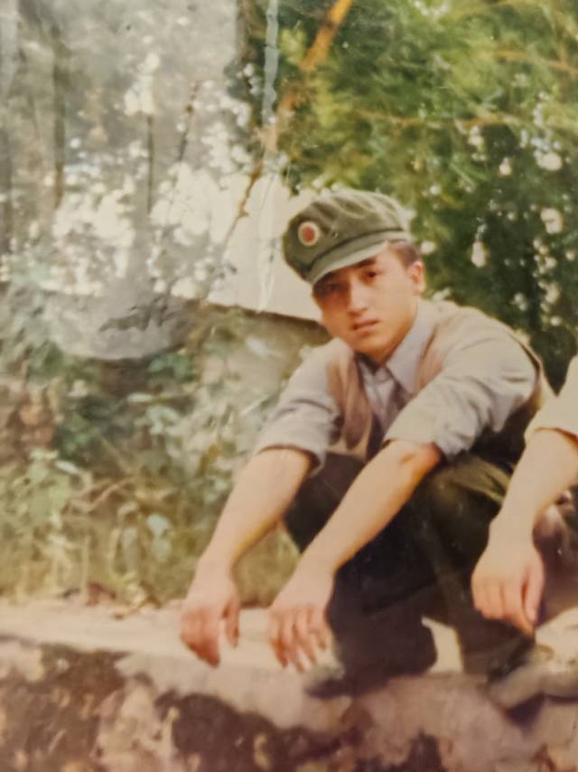 曾经一起扛枪，一起救灾的战友，麻烦大家帮忙寻找。 - 何友兵