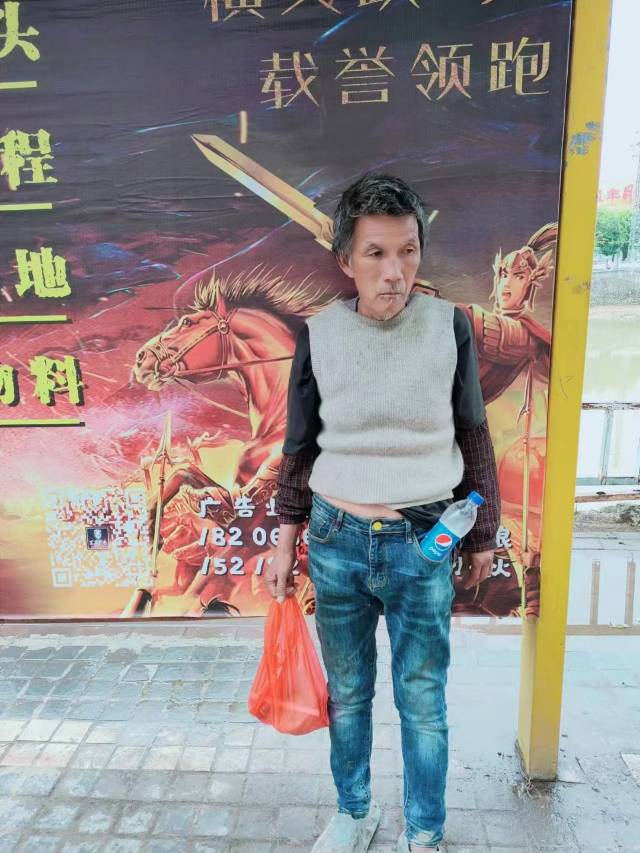 这个是亲叔，因为年幼时候发高烧，脑子烧坏了， - 陈进东