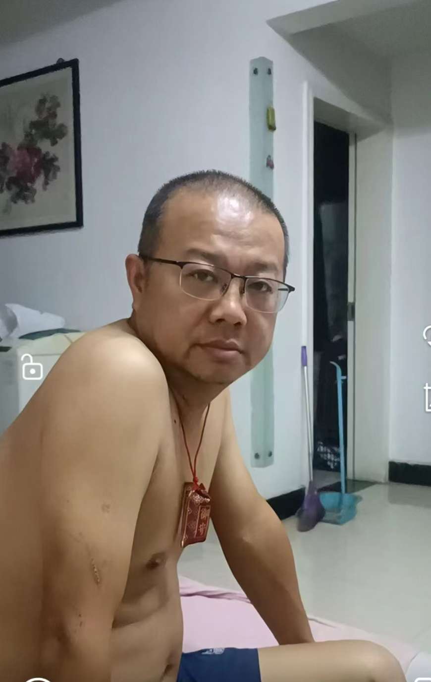 弟弟回家吧，爸妈在家等你回来呢 - 伟伟