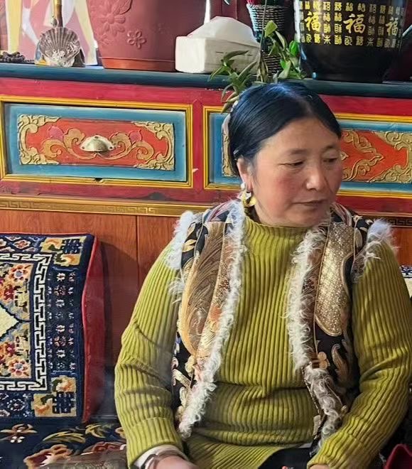 照片中的是我的外婆 希望大家能帮忙我们想找到她 - 泽朗下姆