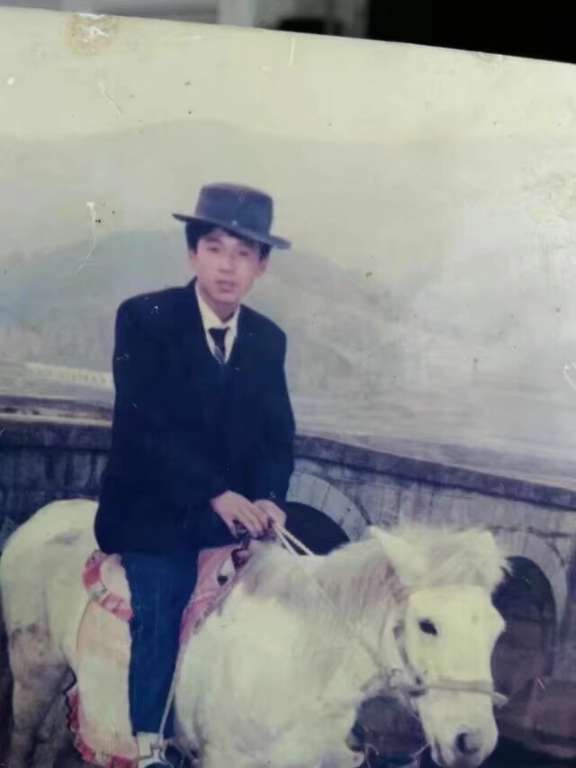 这是我大哥，照片1990年拍的，离家35年了 - 张召燃