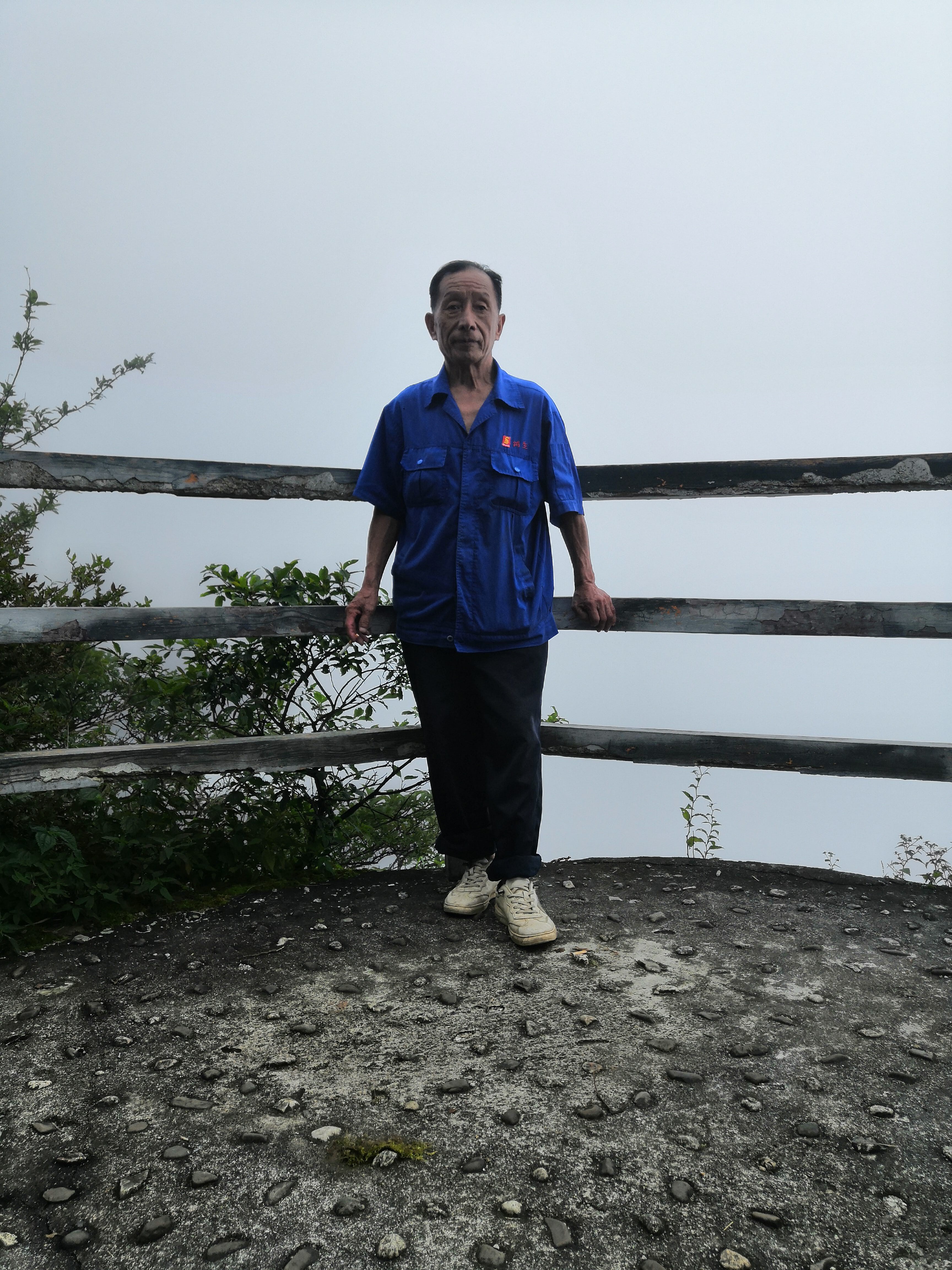 希望广大乡亲帮忙注意，多面酬谢. - 吴作昂