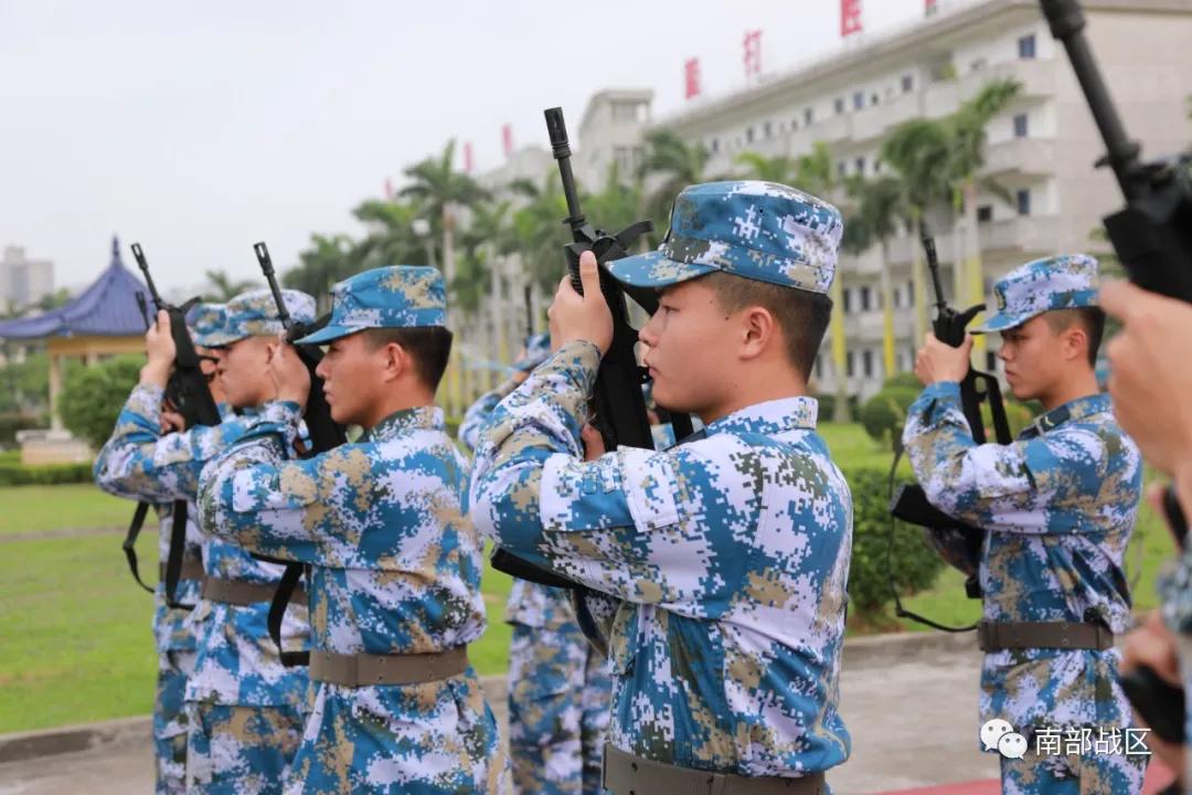 给海军叔叔买零食的小女孩，你在哪？军方发布“寻人启事”.jpg